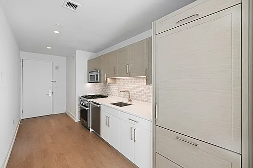 555 10th Ave #52G Photo 1