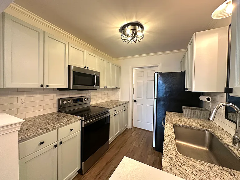 4033 Berkshire Dr — Photo 5