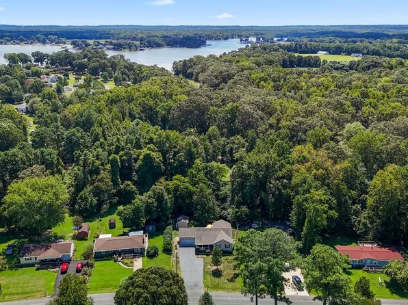 305 Cedar Ln, Colonial Beach, VA 22443