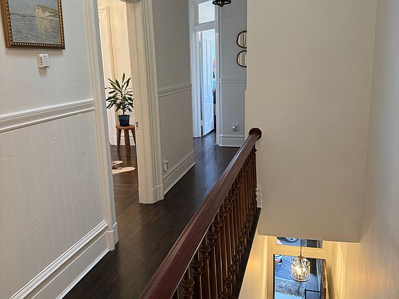 4th image of 483 Oak St