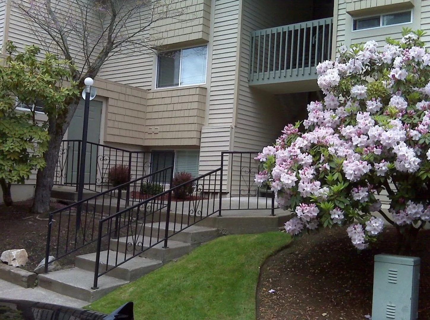 Quiet ground floor unit with access to large grassy area — Photo 1