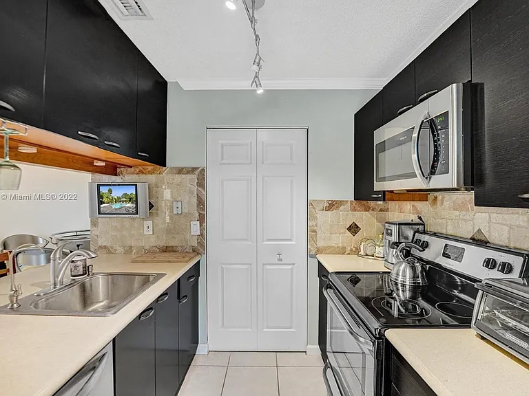 22322 Pineapple Walk Dr — Photo 1