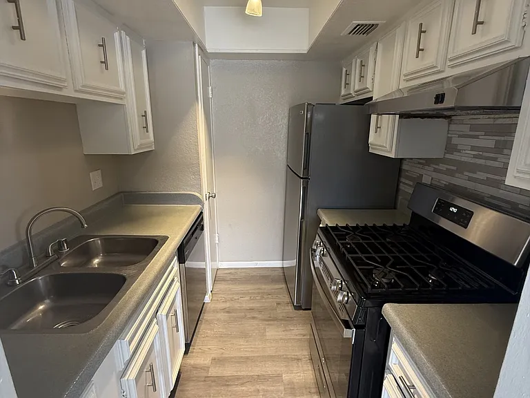 The Citadel Apartments — Photo 30