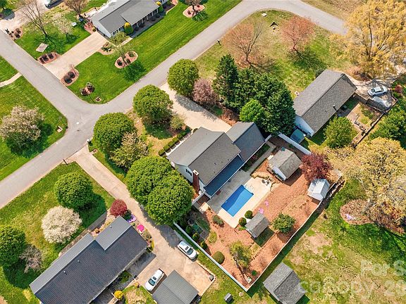 3rd image of 203 Carolina Dr