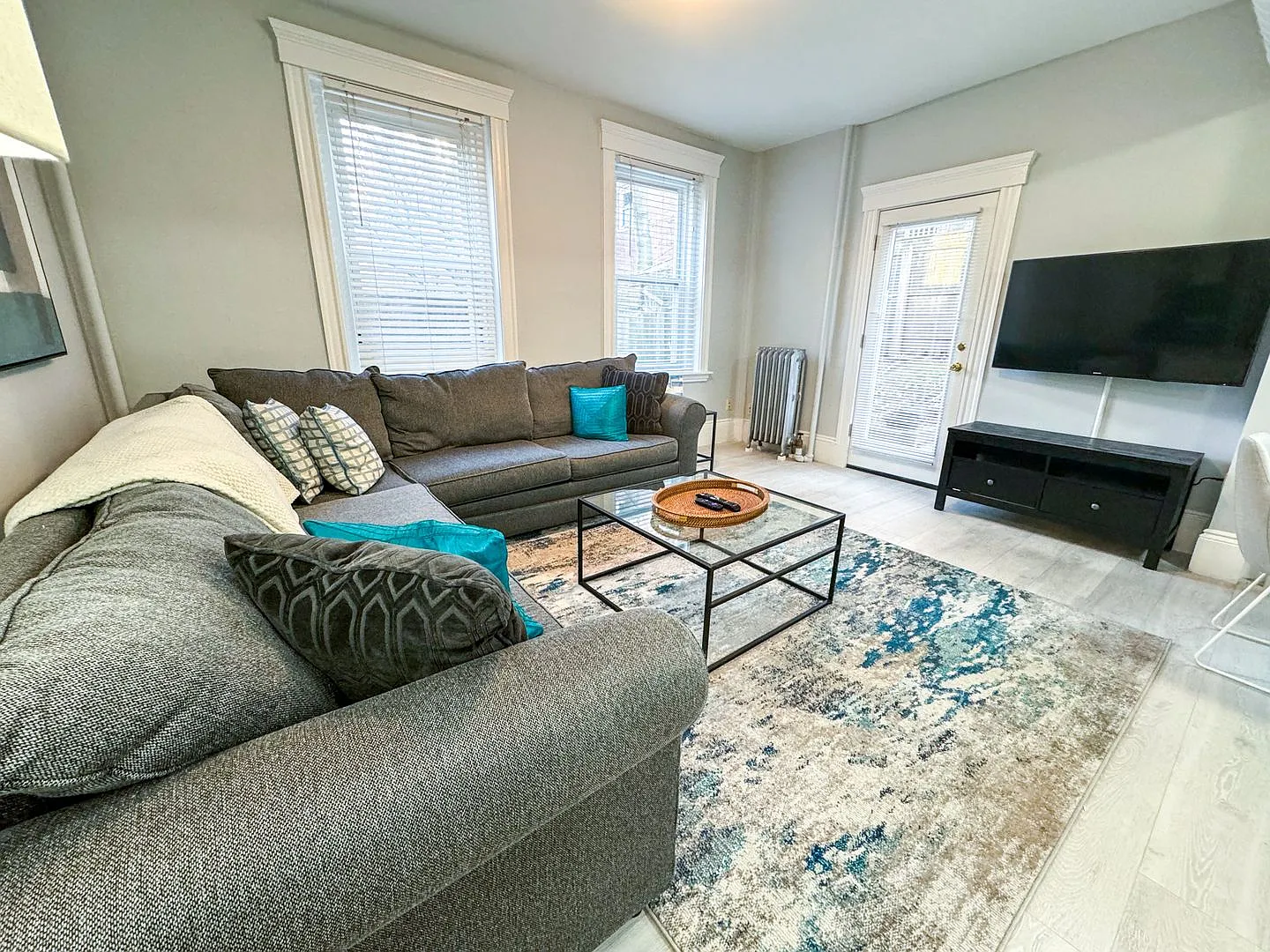 Amazing 3 Bed 2 Baths In Brookline.... May Move In — Photo 4