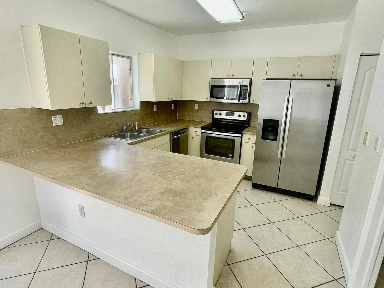 3 bed, 2.5 bath, 1289 sqft, $2,800 — Photo 4