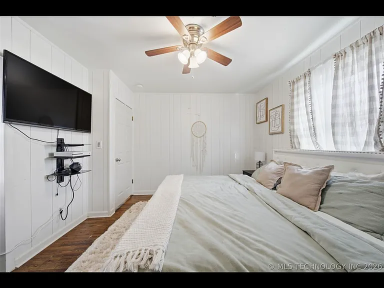 318 E Maple St — Photo 13