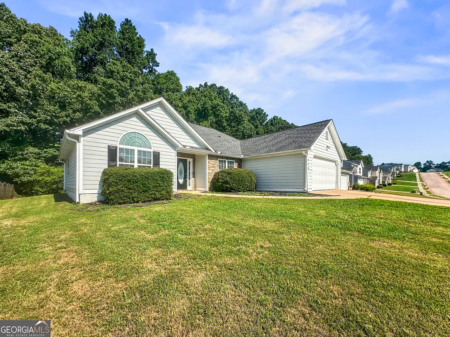 3 bed, 2.0 bath, 3112 sqft, $1,925 — Photo 2