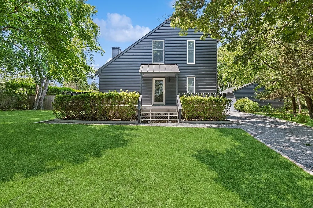 Shelter Island Newly Renovated with Pool close to Beach — Photo 1