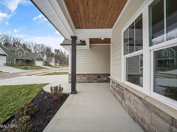 3rd image of 1576 Green Meadows Ln