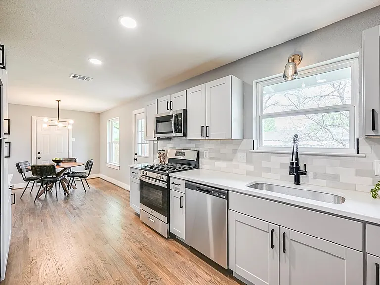 2729 Lockhart Ave — Photo 4