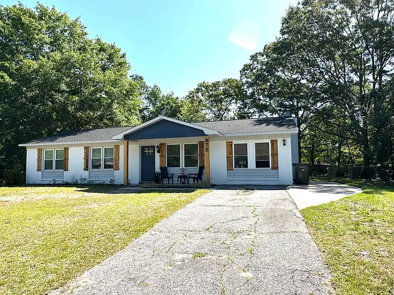 975 Lisa Ave — Photo 2