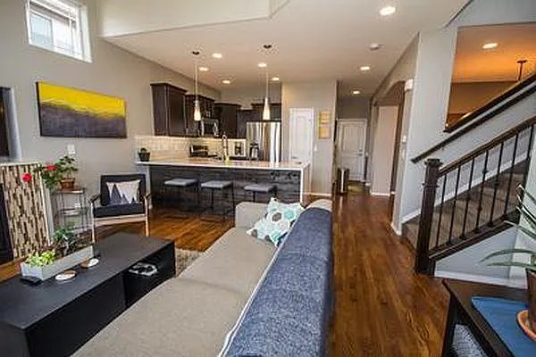4 bed, 3.5 bath, 2455 sqft, $2,650 — Photo 3