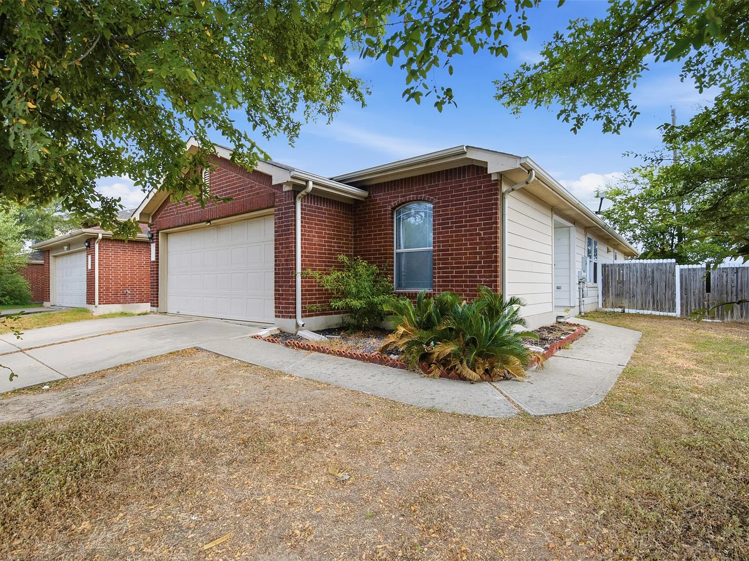 3 bed, 2.0 bath, 1429 sqft, $2,000 — Photo 2