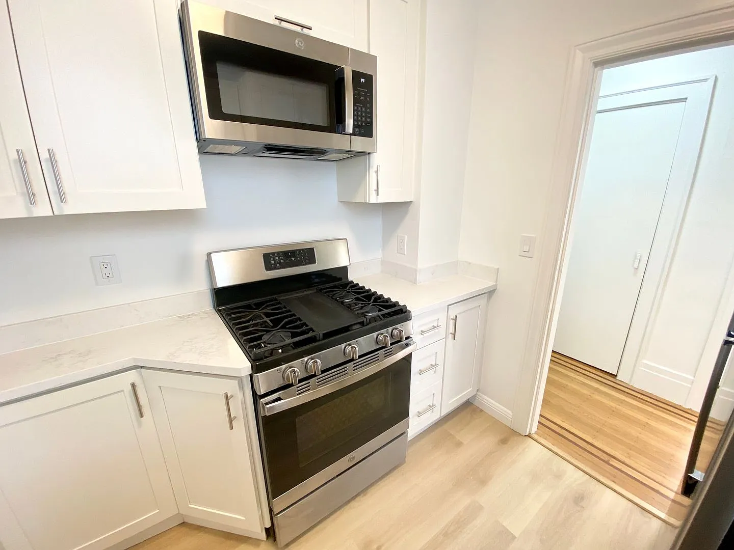 Renovated 1BD/1BA w/ In-Unit Laundry & Tons of Natural Light! — Photo 4