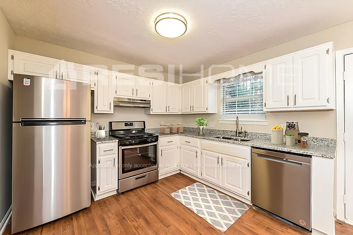 3 bed, 2.5 bath, 1296 sqft, $1,565 — Photo 3