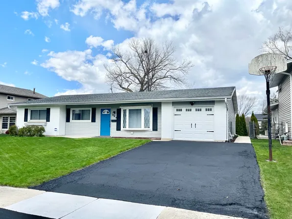 966 White Bridge Ln, Hanover Park, IL 60133