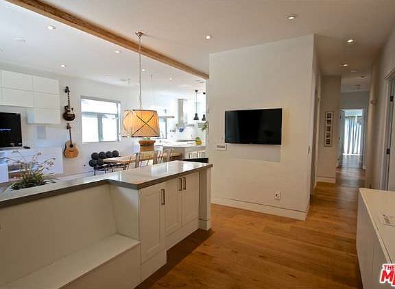 4th image of 2627 Midvale Ave