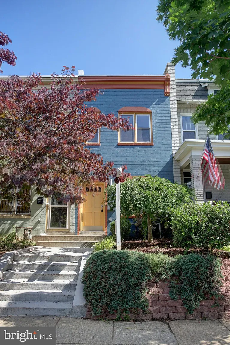 1716 A St SE photo 1