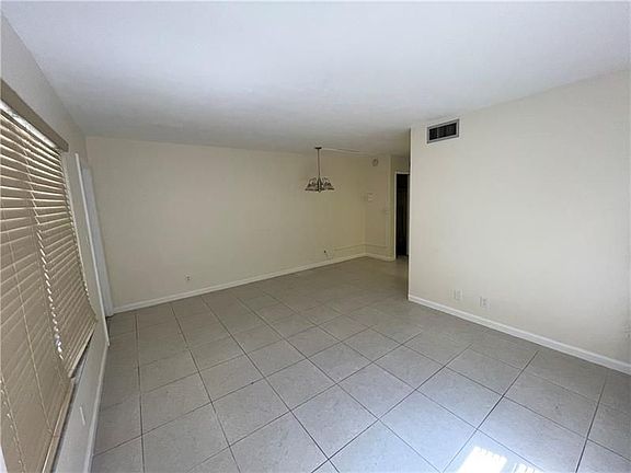 4th image of 1012 SE 15th St APT 5