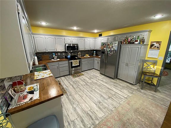 3rd image of 405 SE Alger Dr
