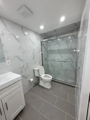 Rented by Halvatzis Realty | media 4