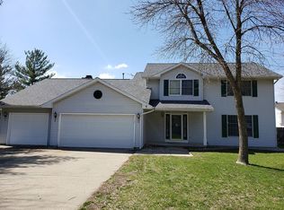 2114 Rosewood Ct, Charleston, IL 61920