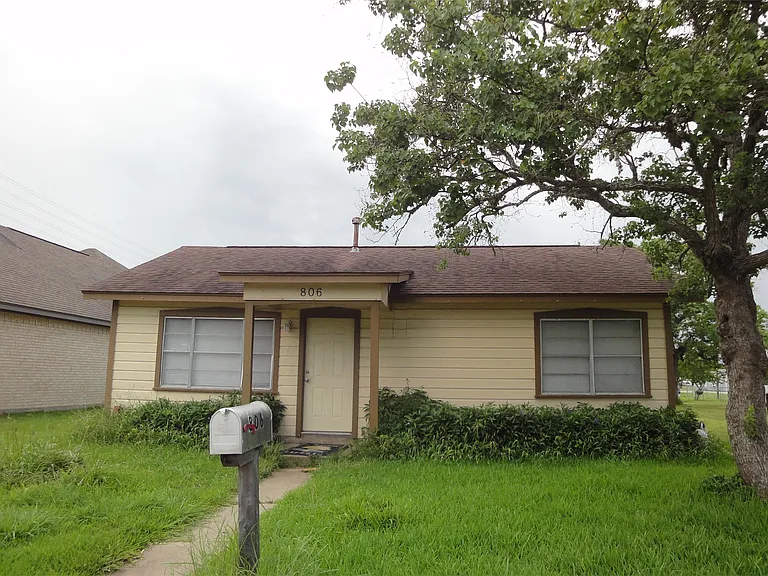 806 N Avenue B — Photo 1