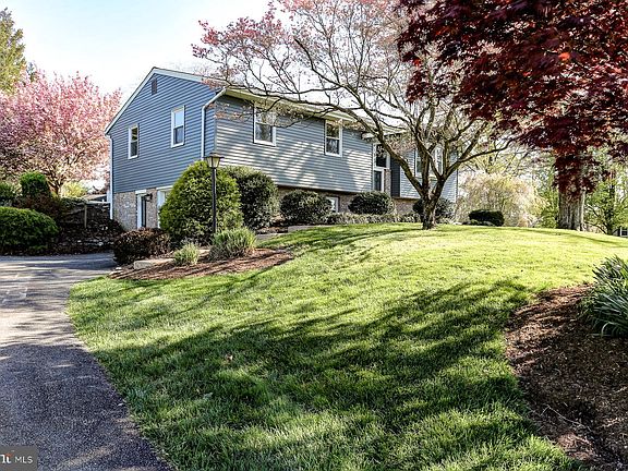 3rd image of 140 Carol Dr