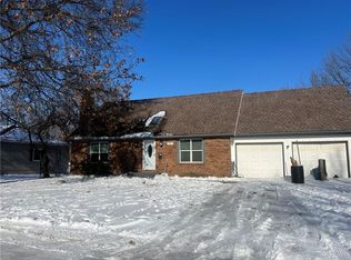 216 Crestview Dr, Paola, KS 66071