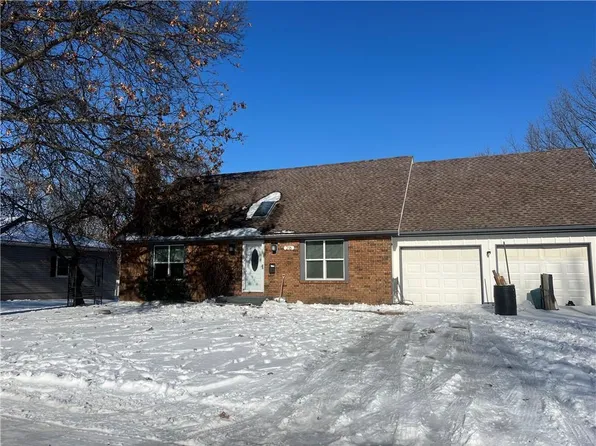 216 Crestview Dr, Paola, KS 66071