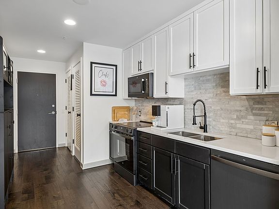 3rd image of 1212 Laurel St APT 1612