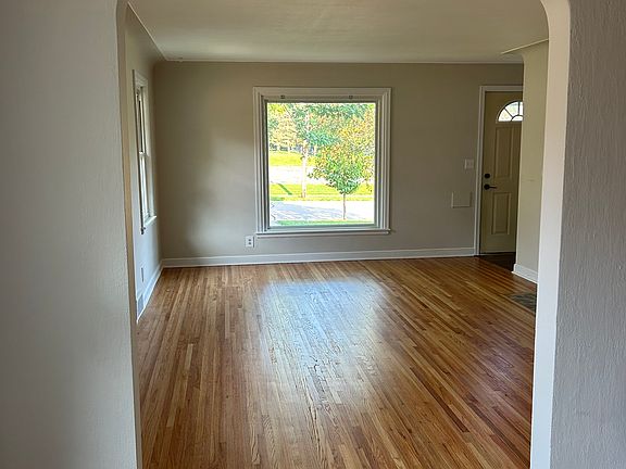 Beautiful arched doorway from Kitchen to Living room