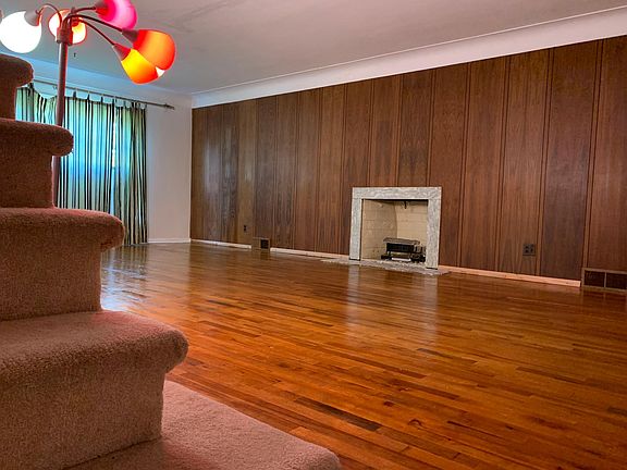 2nd image of 23407 Beachwood Blvd