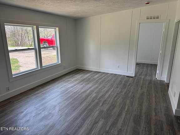 3rd image of 4414 Mission Rd