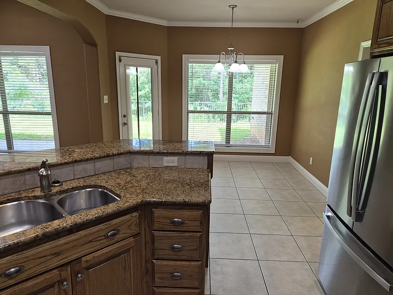 1103 Tiffany Ln — Photo 3