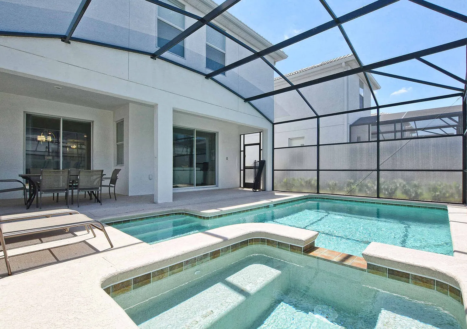 Spacious 6 Bed Home with Pool in Storey Lake — Photo 2