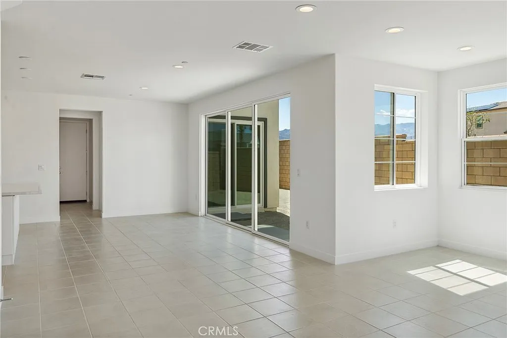 5 bed, 4.5 bath, 2537 sqft, $4,000 — Photo 2