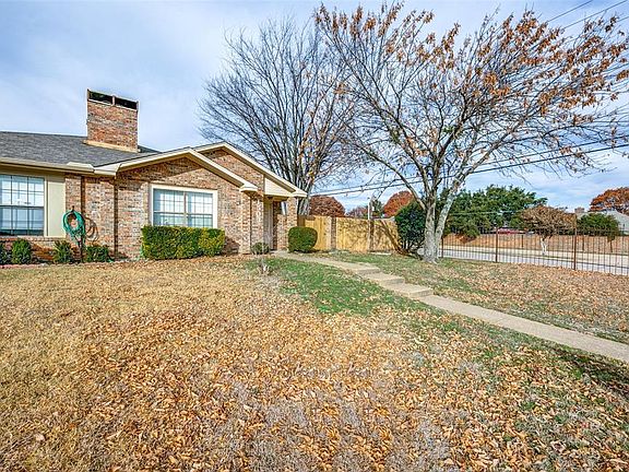 2nd image of 1503 Crescent Ln