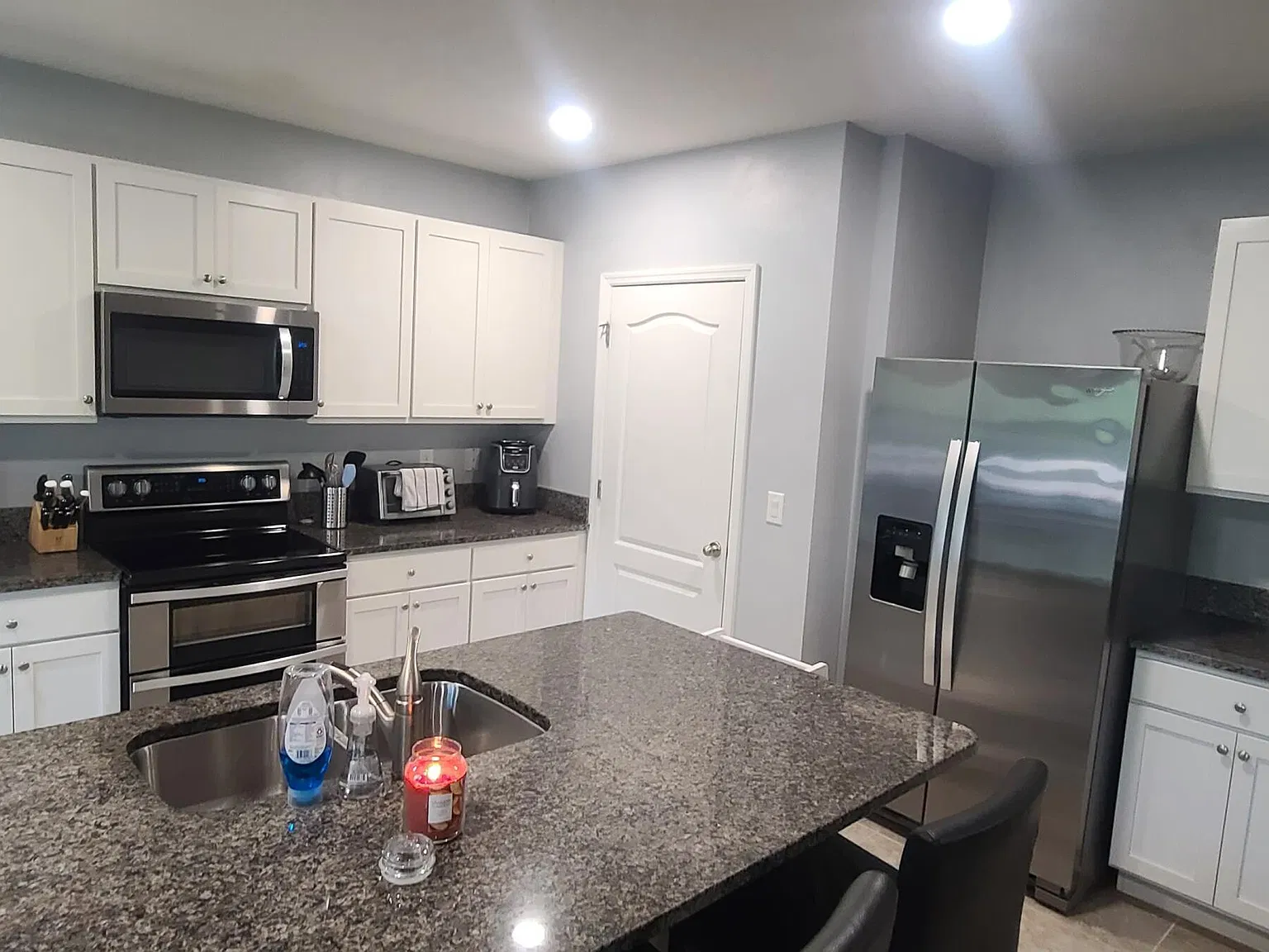 4 bed, 2.0 bath, 2334 sqft, $2,600 — Photo 3