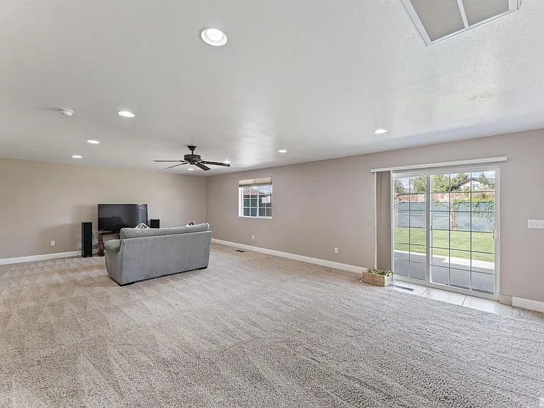 1380 Patricia Dr — Photo 8