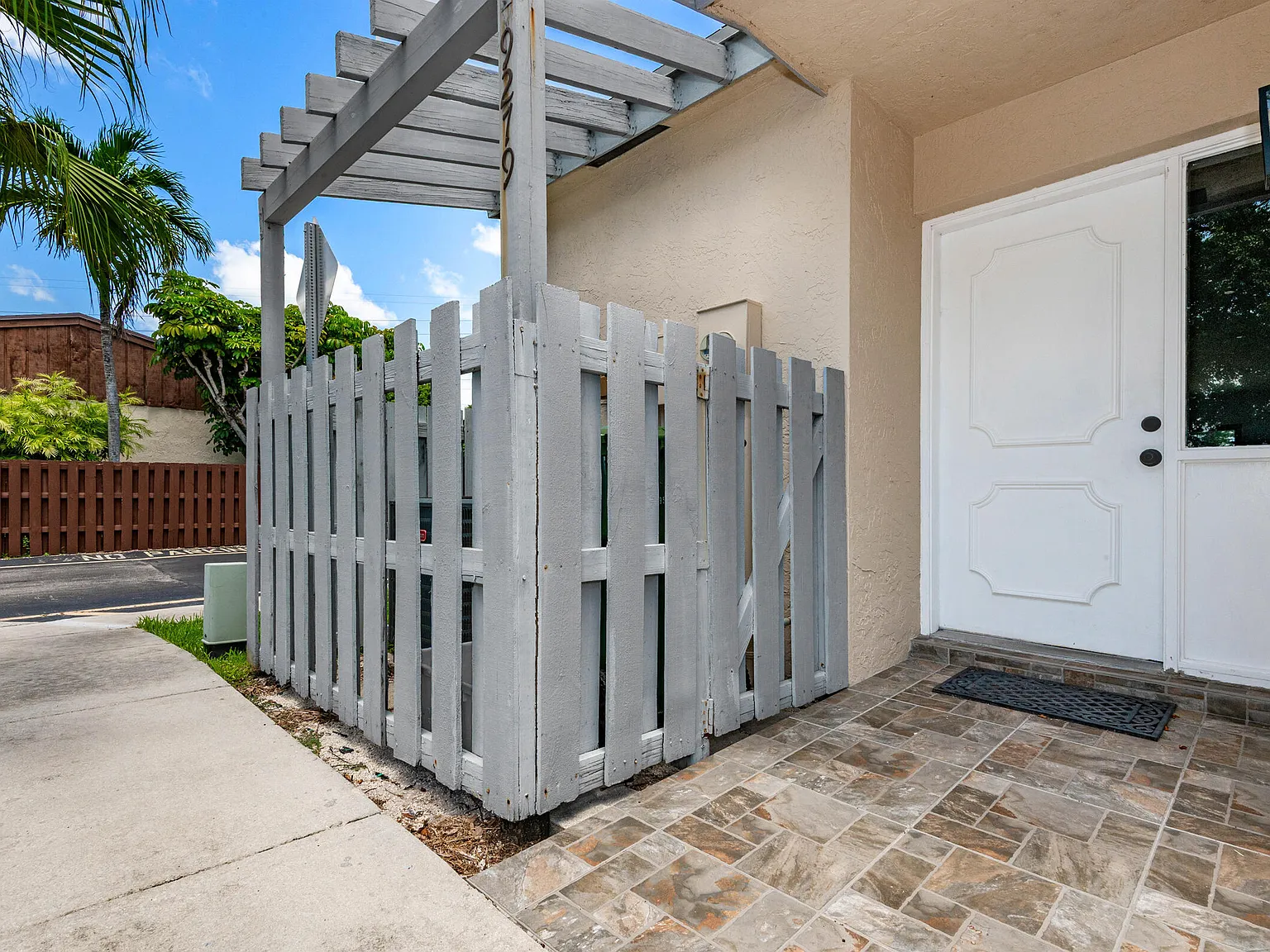 2 bed, 1.5 bath, 1002 sqft, $2,850 — Photo 2