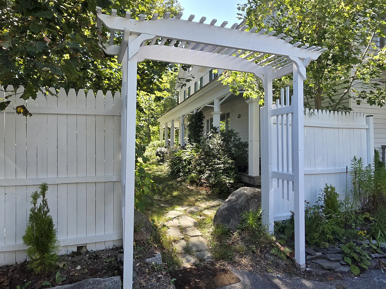2 bed, 1800 sqft, $1,600 — Photo 3