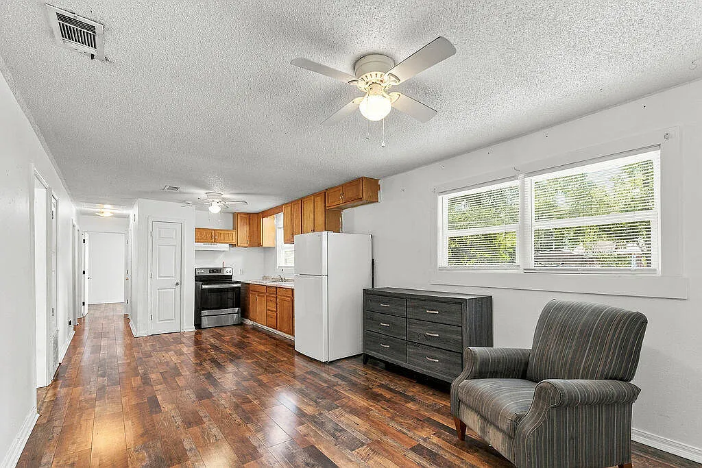 3 bed, 1.0 bath, 1100 sqft, $1,300 — Photo 1