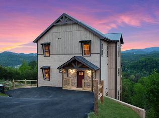 2049 Crown Point Ln, Sevierville, TN 37862