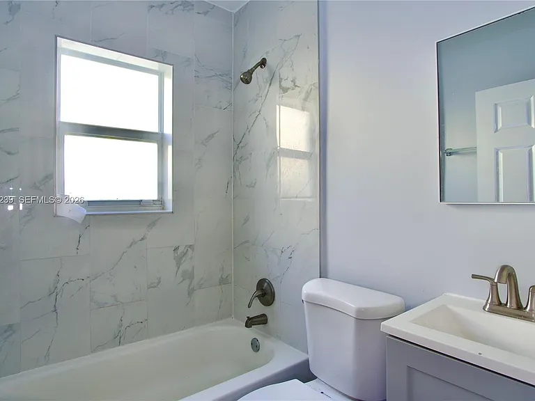 1142 SW 4th St #15 — Photo 13