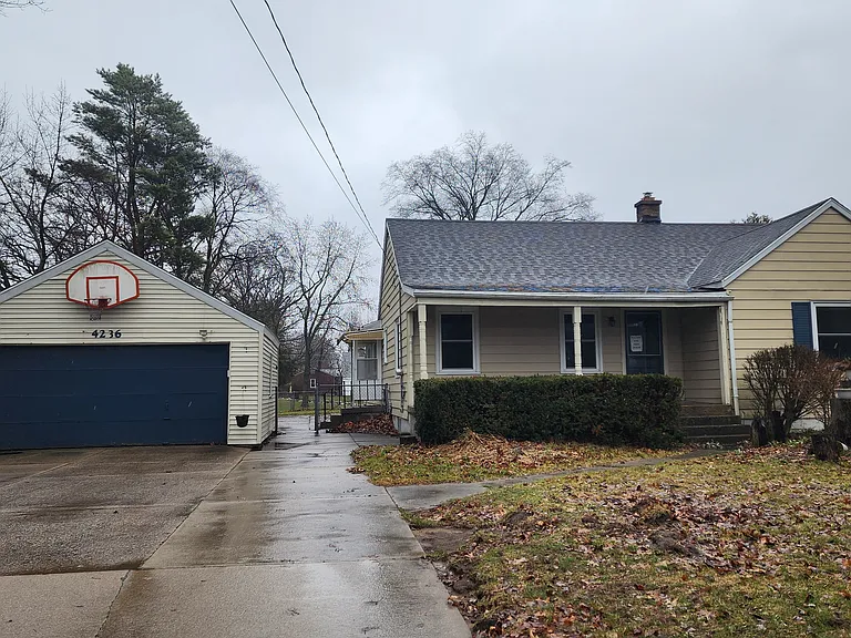 4236 Hunsberger Ave NE — Photo 1