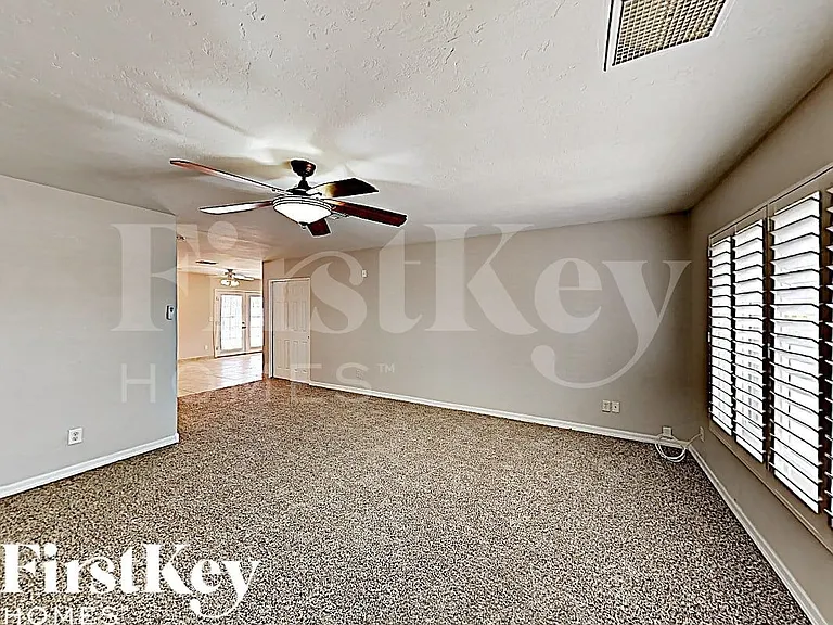 1007 W Utopia Rd — Photo 2
