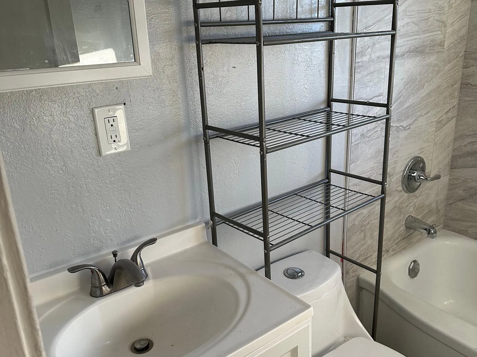 2 bed, 1.5 bath, 826 sqft, $1,275 — Photo 4