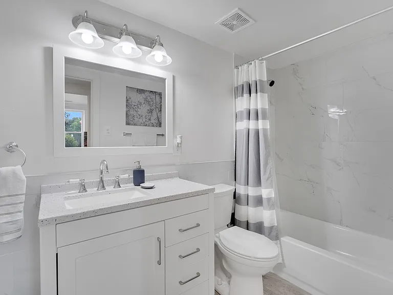 Creekside Apartments — Photo 16